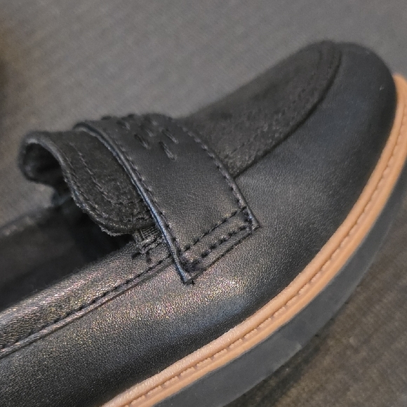 Clarks Women's Black Loafers - Picture 4 of 9
